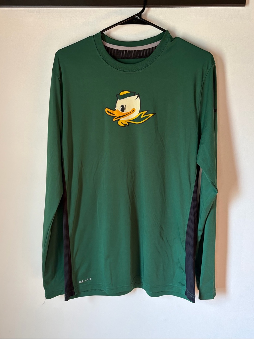 Men’s medium Nike dri fit Oregon ducks long sleeve shirt green
